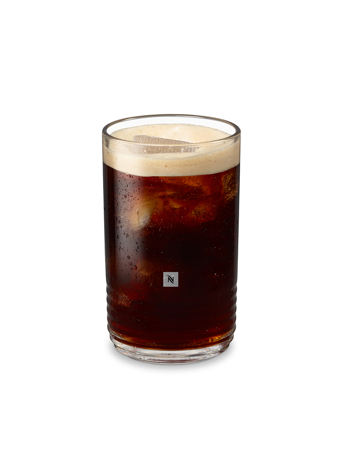 Glas Eiskaffee mit Schaum. Eiswürfel sichtbar. Nespresso-Logo auf dem Glas. Weißer Hintergrund.