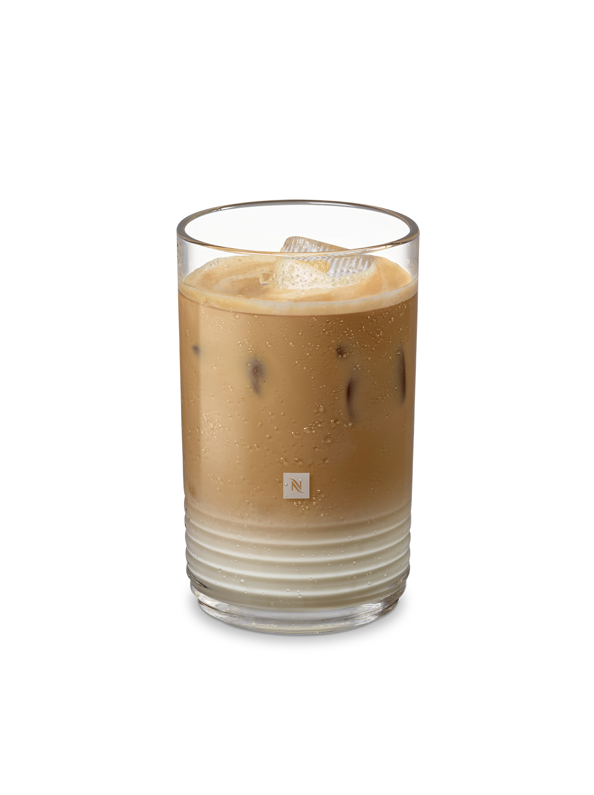 Glas Eiskaffee mit Eiswürfeln, geschichtet mit Milch. Das Glas hat einen weißen Boden und ein Logo.