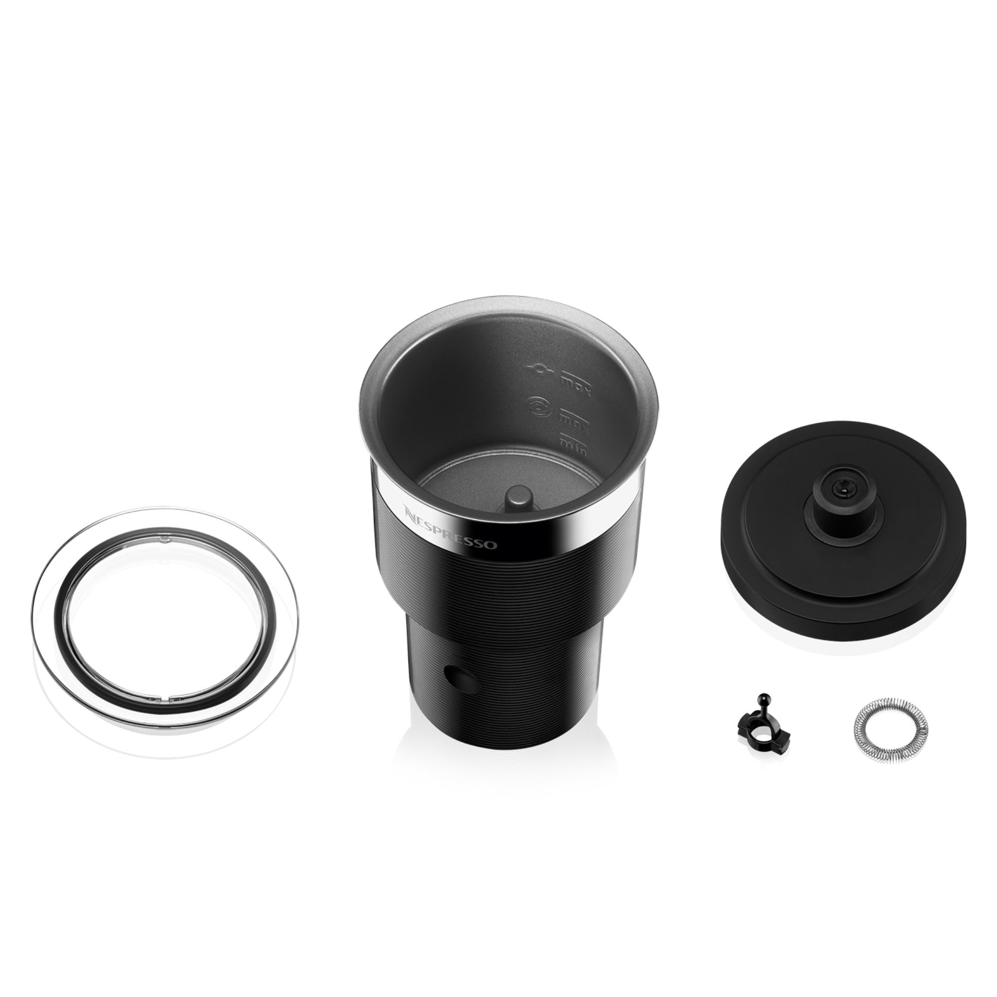 Schwarze Nespresso-Milchaufschäumer-Teile: Aufschäumbecher, Deckel, Ring, Schneebesen und Aufsatz, auf weißem Hintergrund angeordnet.