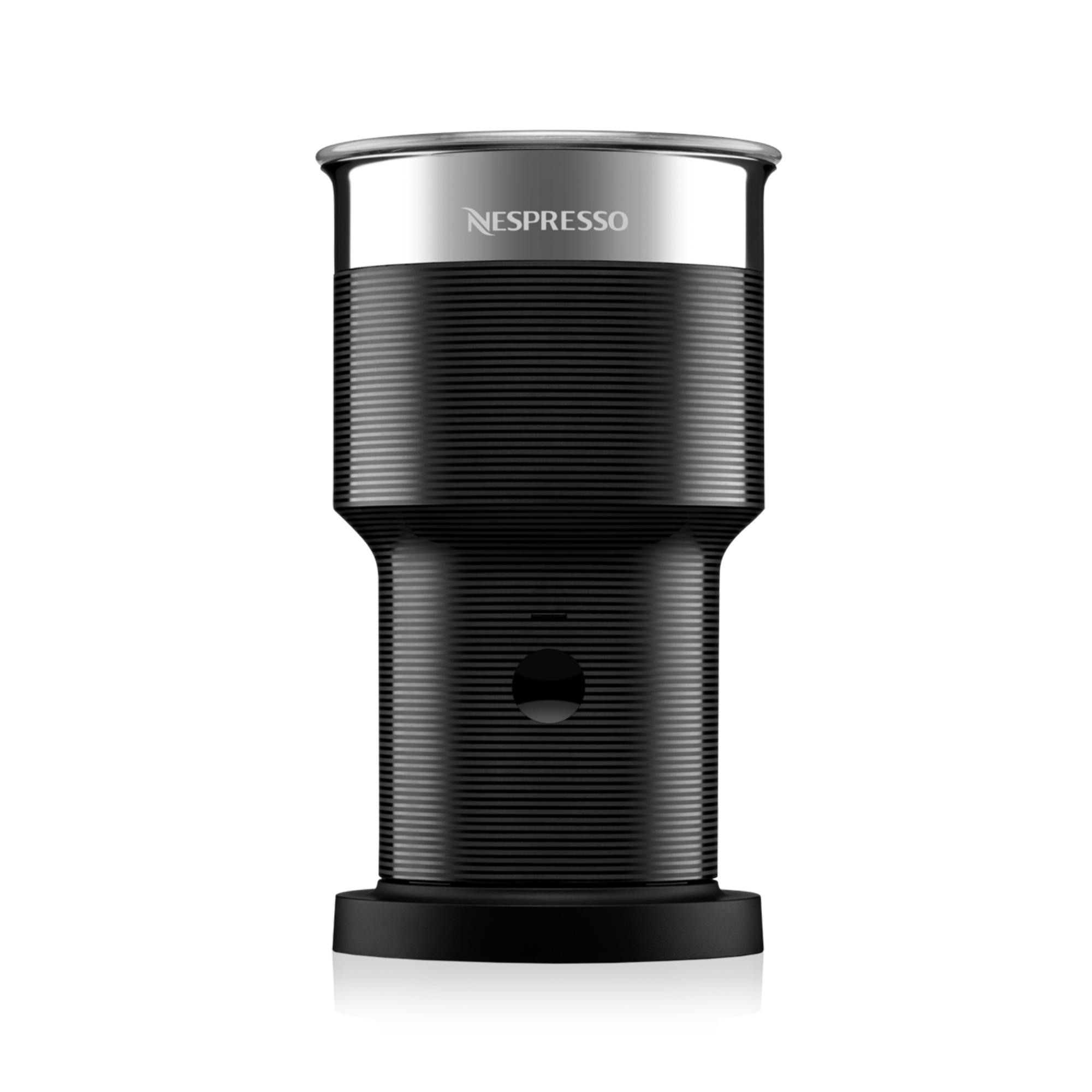 Ein schwarzer Nespresso-Milchaufschäumer. Er hat einen silbernen Deckel mit dem Nespresso-Logo und ein geripptes Design.