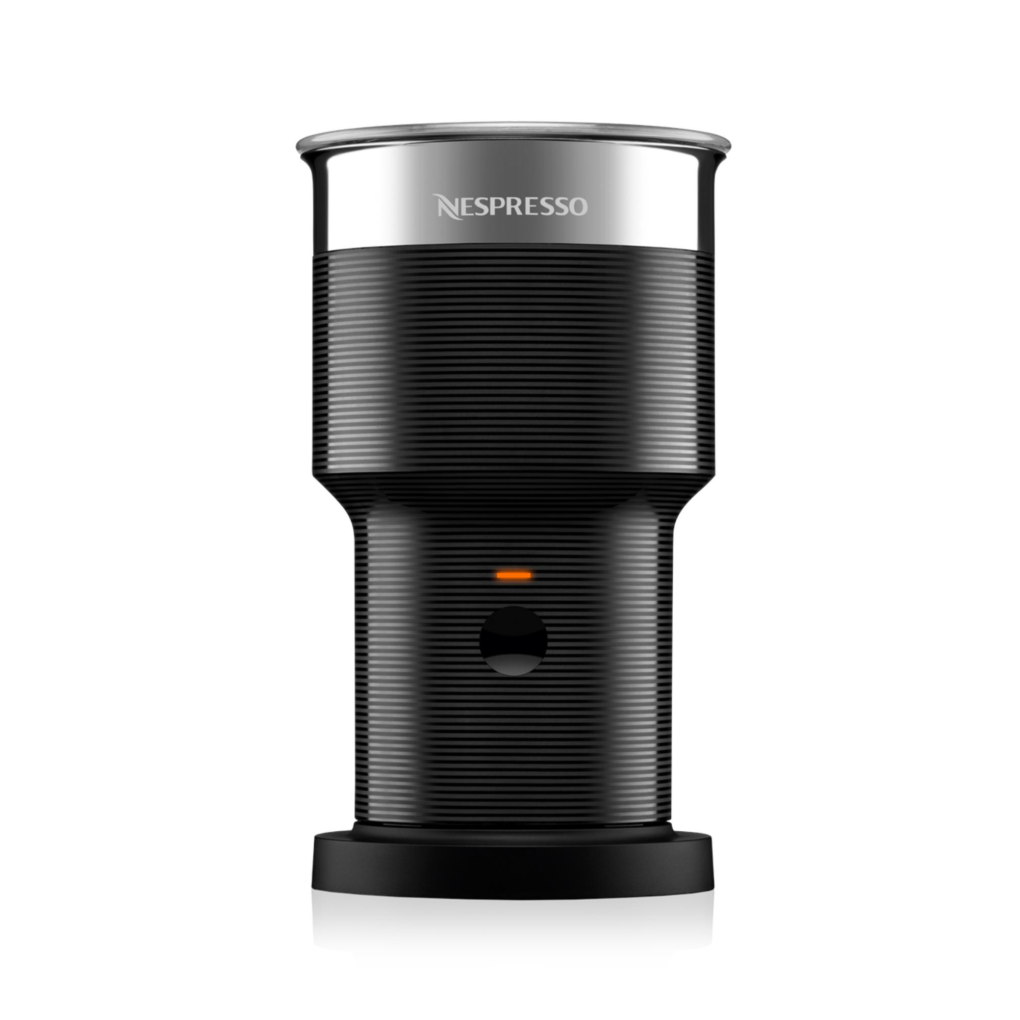 Schwarzer Nespresso-Milchaufschäumer mit silbernem Deckel. Hat einen Knopf und ein Licht. Isoliert auf weißem Hintergrund.