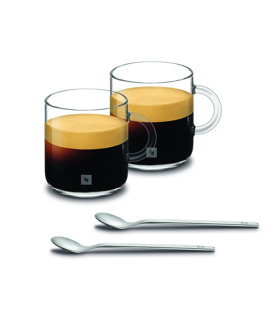 Zwei Gläser mit Kaffee, Untertassen und zwei silbernen Löffeln. Weißer Hintergrund.