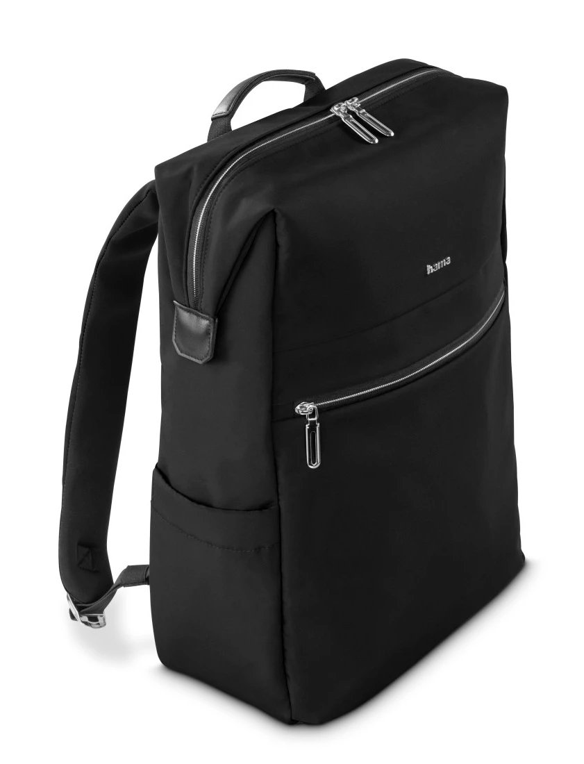 Czarny plecak z logo 'hama'. Widok z boku. Widoczne zamki błyskawiczne i uchwyt. Gładkie tło.