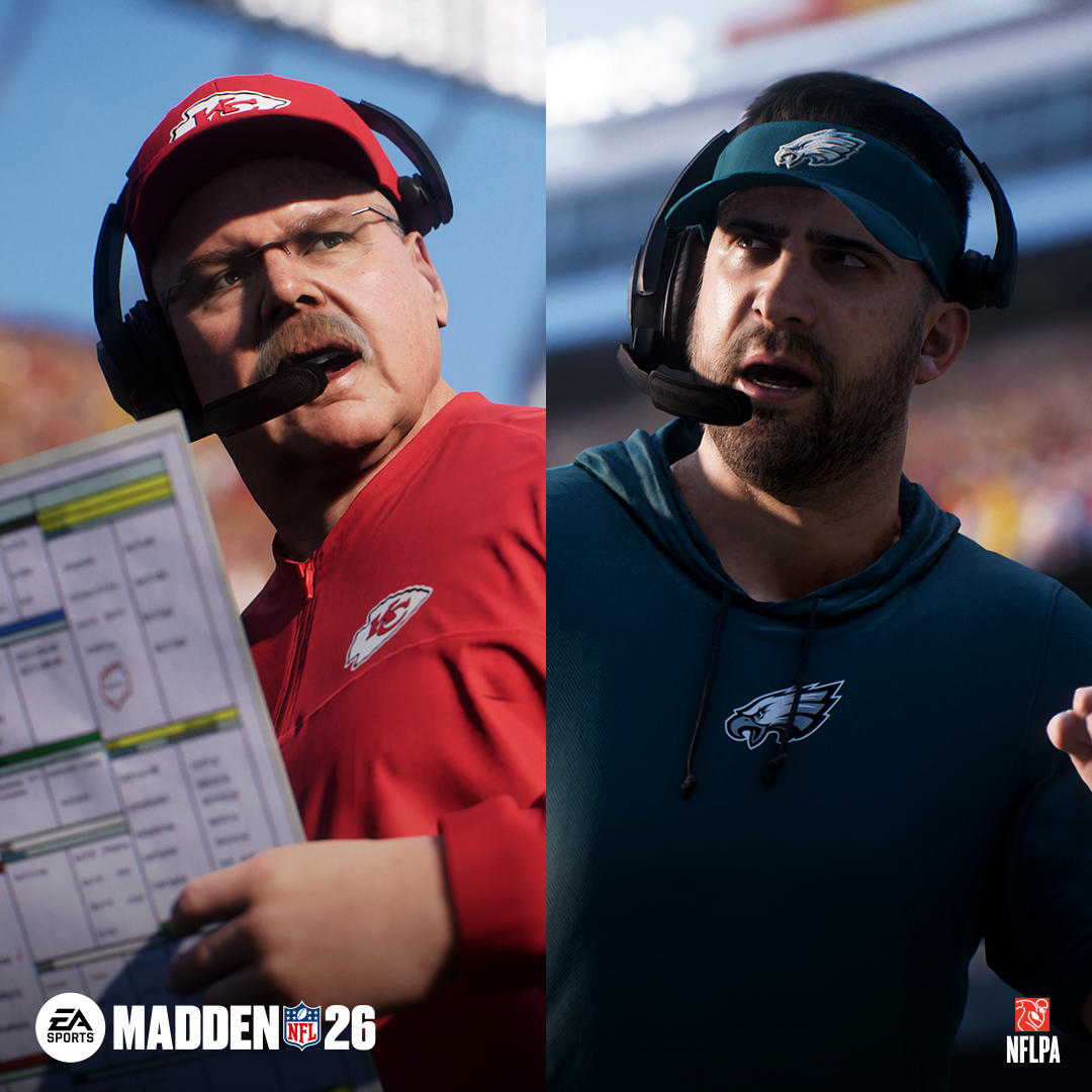 Zwei Football-Trainer. Einer trägt eine rote Chiefs-Mütze, der andere ein grünes Eagles-Visier. Beide haben Headsets und wirken konzentriert.