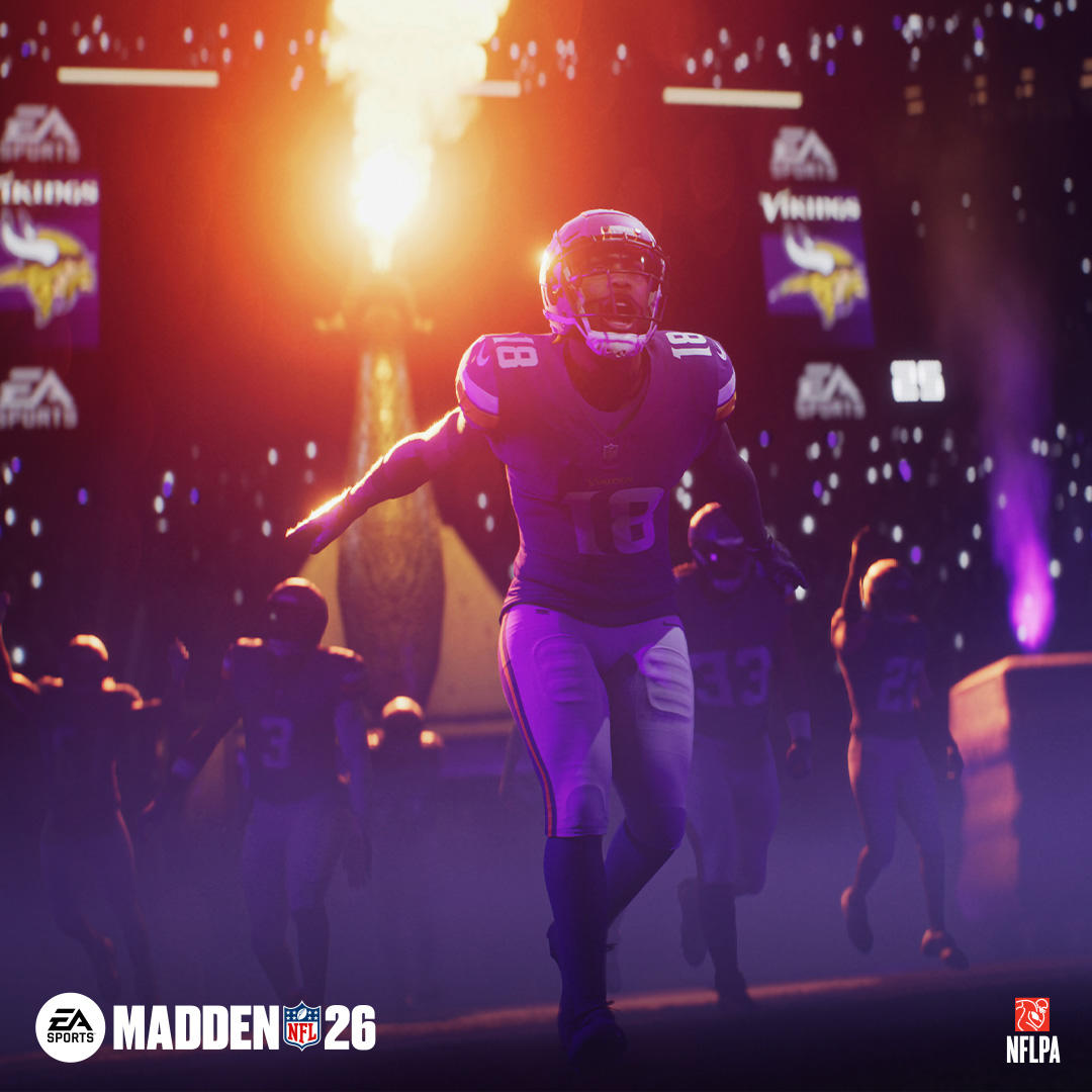 Footballspieler in lila Trikot, Nummer 18, rennt. Andere Spieler im Hintergrund, Vikings-Banner, Feuer und Madden 26 Logo.