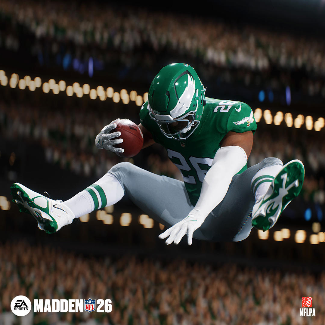 Footballspieler in grünem Trikot springt mit Ball. Stadionlichter und Menge im Hintergrund. Madden NFL 26 Logo sichtbar.