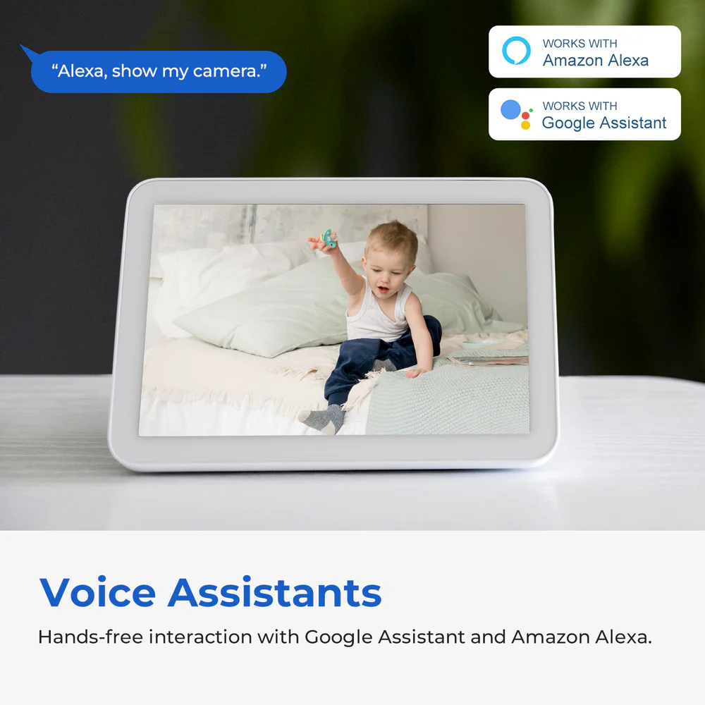 Gyerek játékkal, okos kijelző. Szöveg: Hangsegédek. Az Amazon Alexa és a Google Assistant ikonjai láthatók.