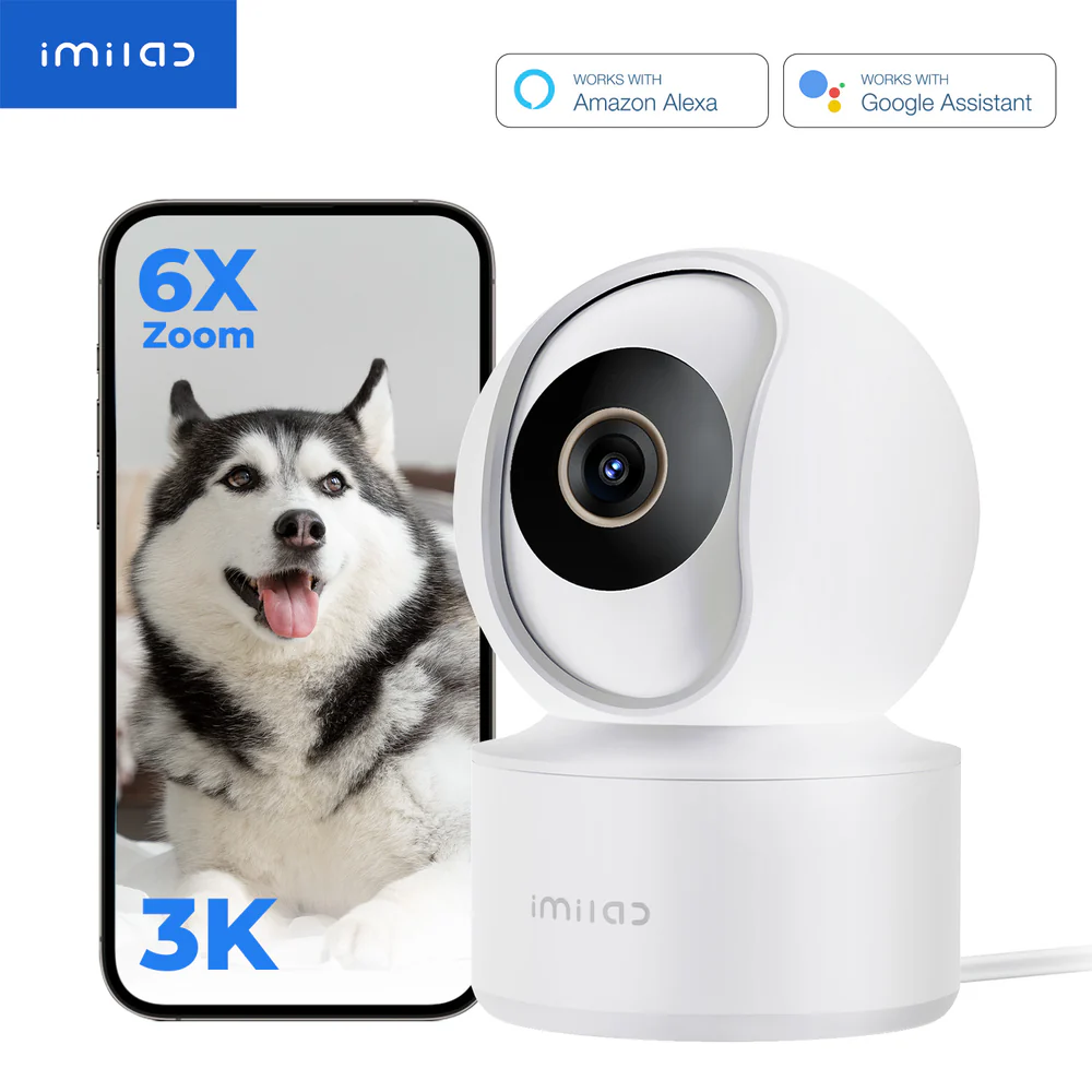 Fehér biztonsági kamera kutyával a telefon képernyőjén. Szöveg: 6x zoom, 3K, imilab logó. Alexa és Google-lal működik.