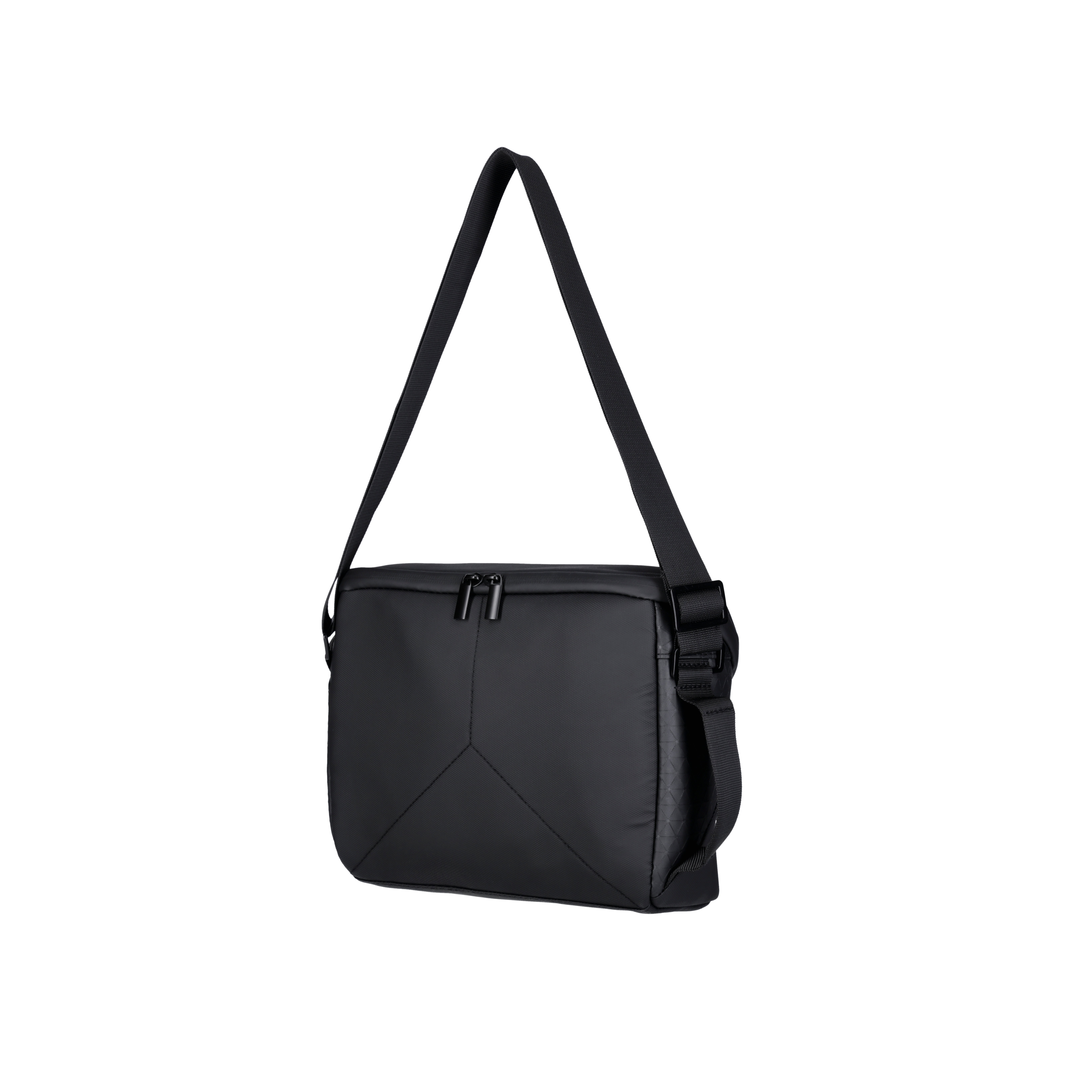 Schwarze Tasche mit langem Riemen. Der Hintergrund ist weiß.
