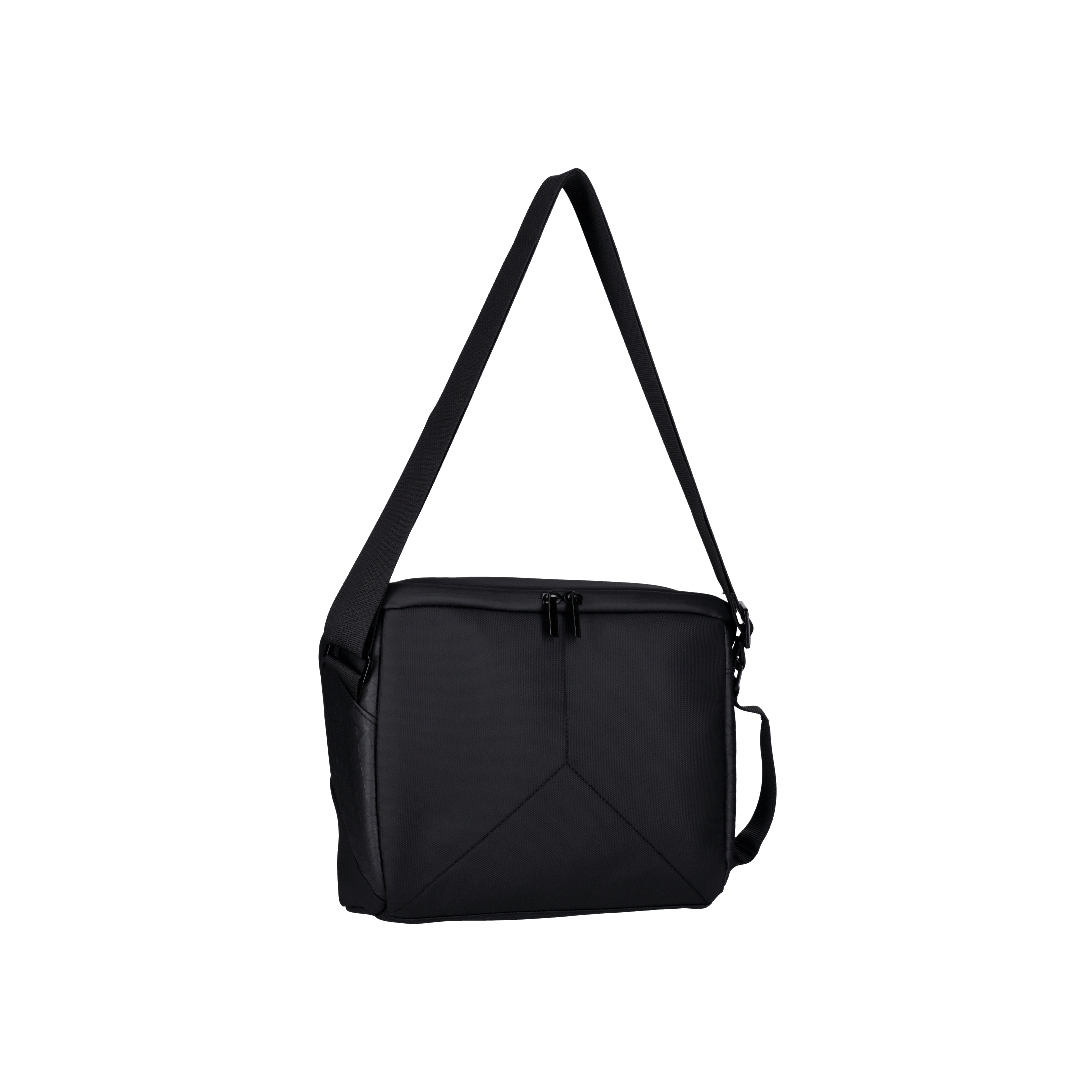Schwarze Tasche mit langem Riemen. Der Hintergrund ist weiß.