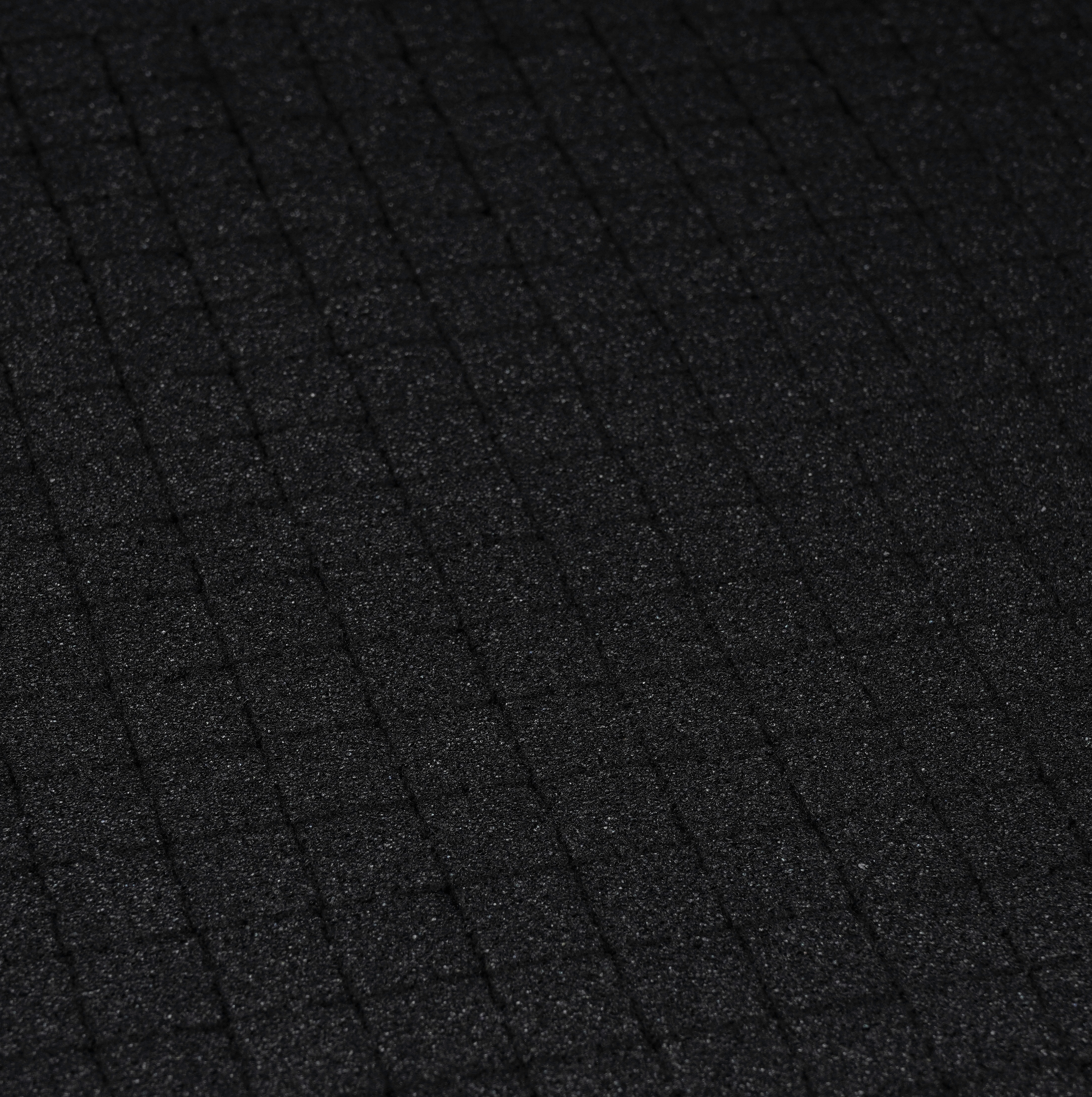 Nahaufnahme von schwarzem Rippstoff. Der Hintergrund ist schwarz.