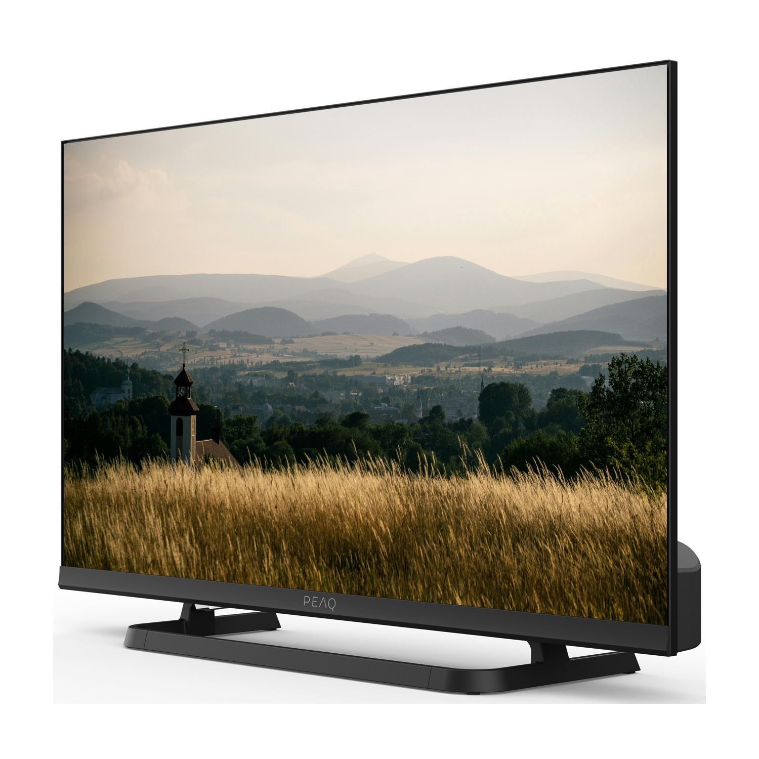 TV PEAQ mostra un paesaggio. Campo di erba alta davanti, montagne e cielo sullo sfondo.