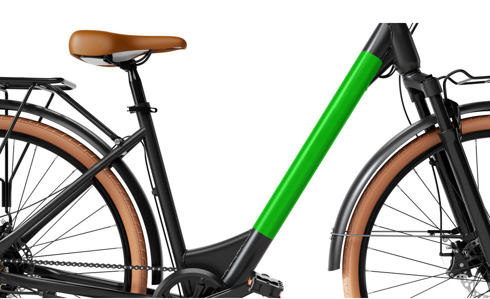 Zbliżenie ramy czarnego roweru elektrycznego z zielonym akcentem i brązowymi oponami.