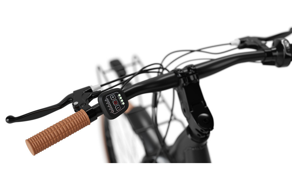 Zbliżenie lewej kierownicy czarnego roweru elektrycznego, pokazujące elementy sterowania i uchwyty.
