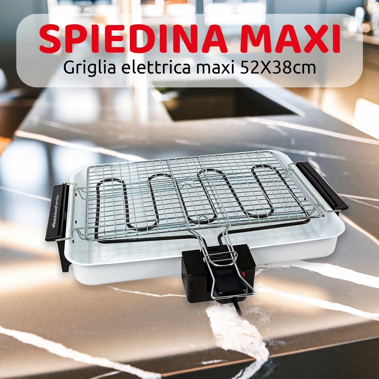 Griglia elettrica su un piano di lavoro con testo. La griglia è bianca, maniglie nere e griglia metallica.