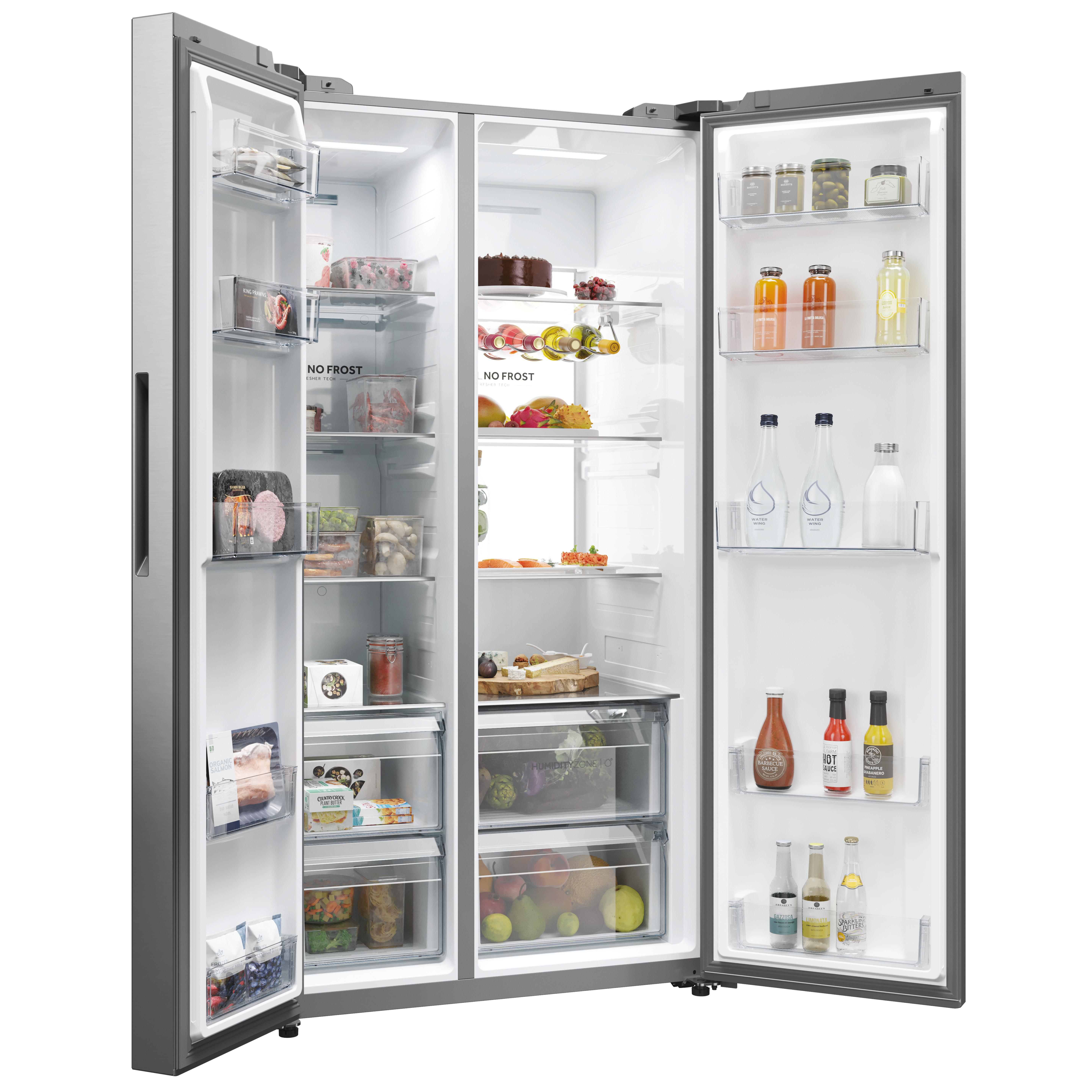 Ein Edelstahlkühlschrank ist geöffnet und mit Lebensmitteln wie Obst, Gemüse, Getränken und anderen Lebensmitteln gefüllt.