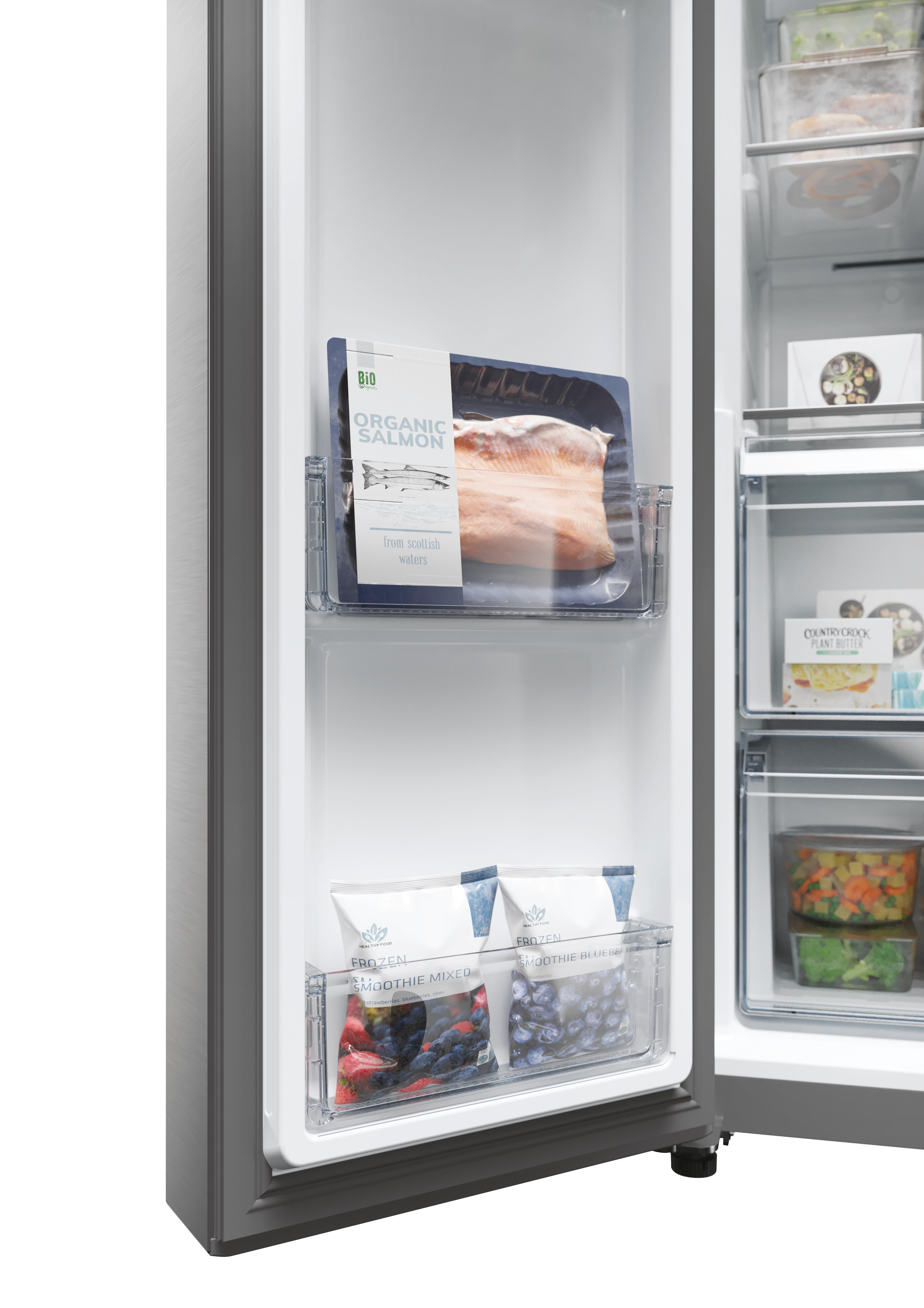 Offener Kühlschrank mit Lachs, Smoothie-Beuteln und anderen sichtbaren Lebensmitteln.