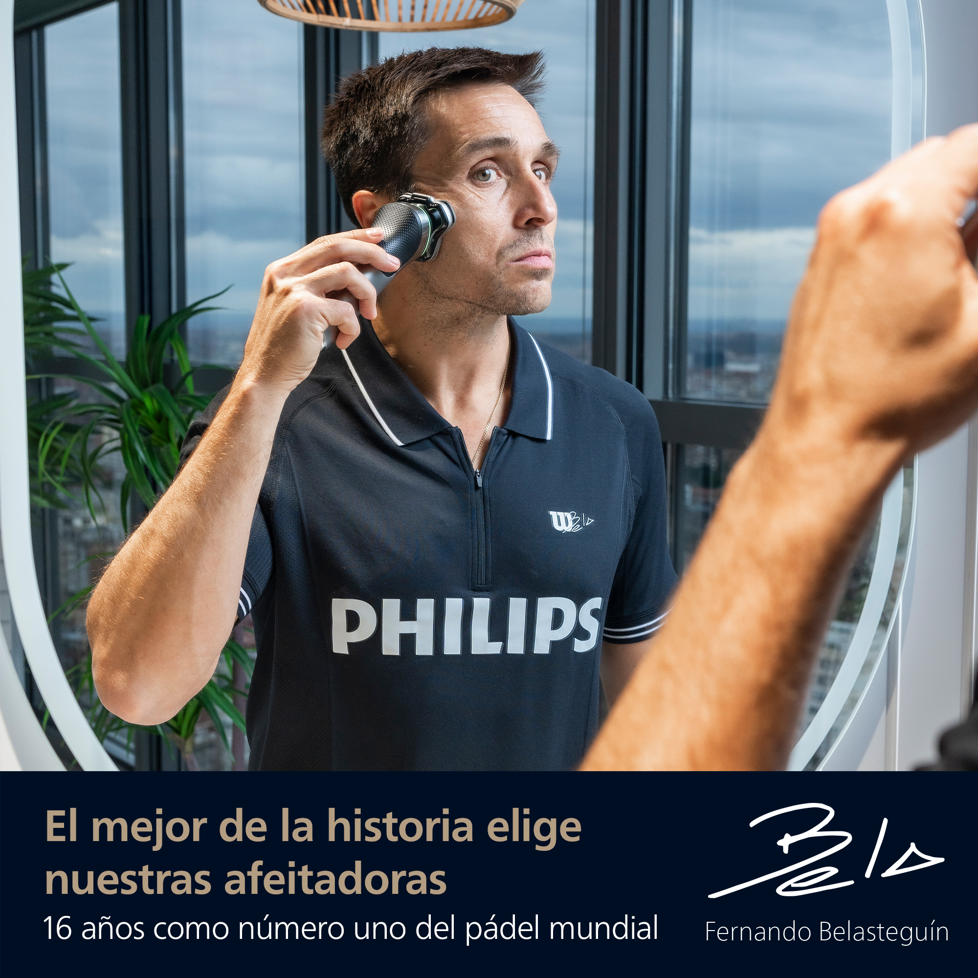 Hombre se afeita con afeitadora Philips, mirando al espejo. Camiseta negra con logo Philips. Fondo exterior.