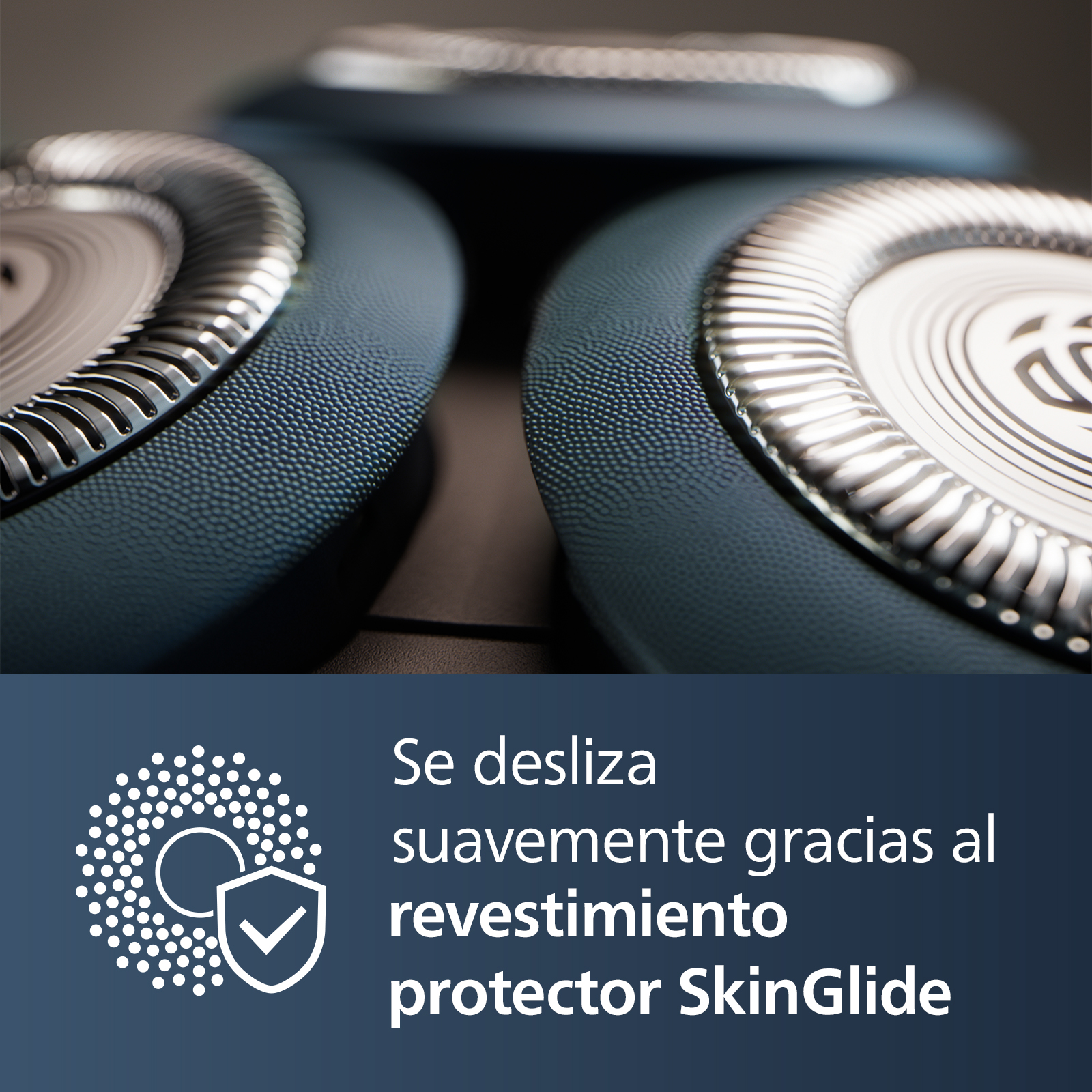 Primer plano de cabezales de afeitadora con superficie azul texturizada y bordes plateados. Texto: Se desliza suavemente con SkinGlide.