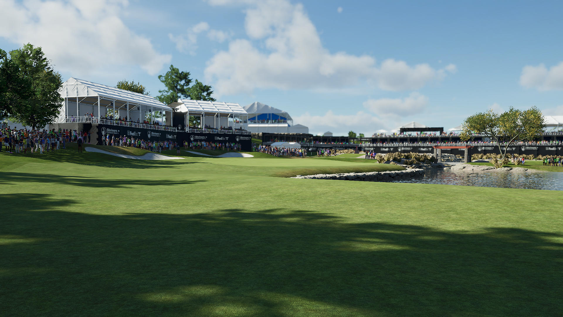 Golfplatzszene mit Wasser, Brücken, Zuschauern und Zelten. Grünes Gras, blauer Himmel und sonniger Tag.