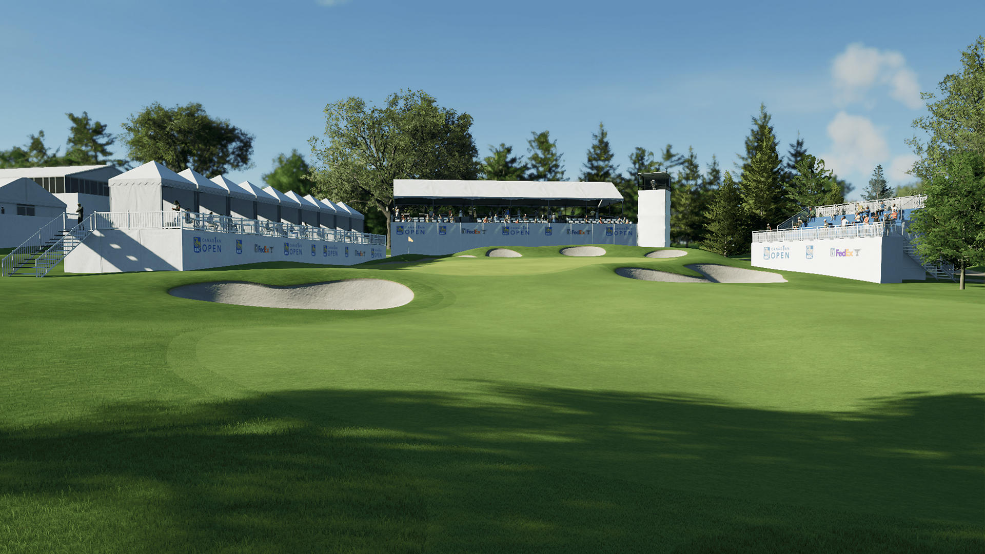 Golfplatz mit Bunkern, Grün und Zuschauern im Hintergrund. Sonniger Tag und klarer Himmel.