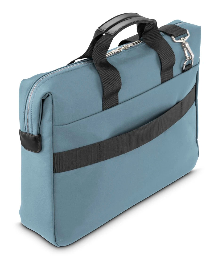 Niebieska teczka Hama, widok pod kątem. Uchwyt, srebrne zamki, pasek boczny i D-ring.