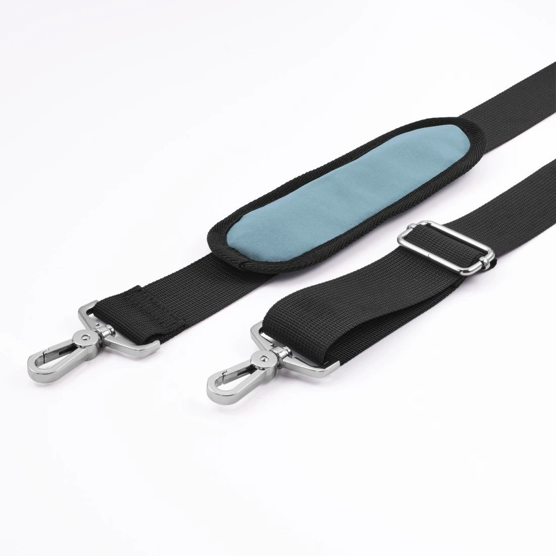 Zbliżenie czarnego paska torby ze srebrnymi zapięciami. Niebieska podkładka na pasku. Białe tło.