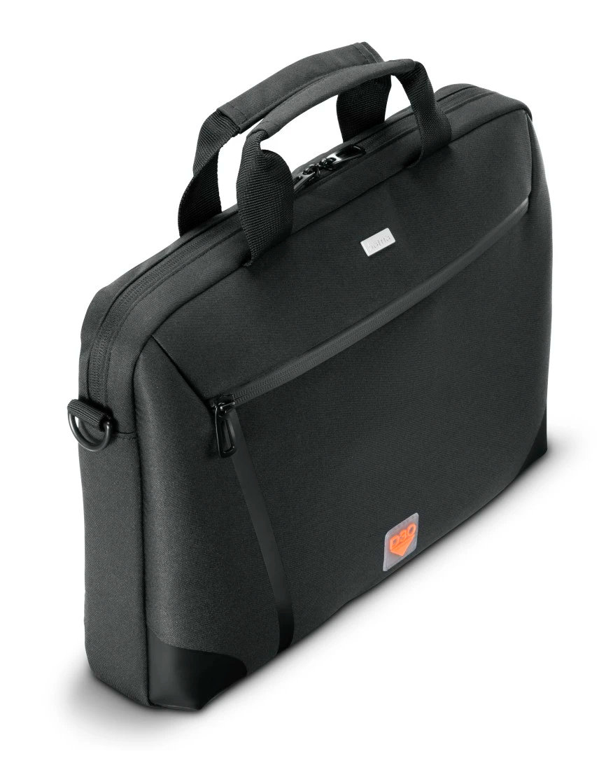 Czarna teczka z uchwytem, zamkiem błyskawicznym i logo jest ustawiona pod kątem na białym tle.