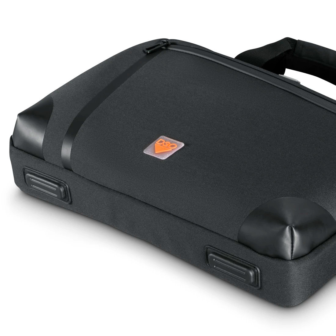 Zbliżenie czarnej teczki z logo na białym tle.