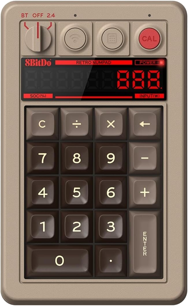 Klawiatura numeryczna retro z beżowymi i brązowymi klawiszami. Posiada wyświetlacz i przełącznik. Przyciski są białe i brązowe.