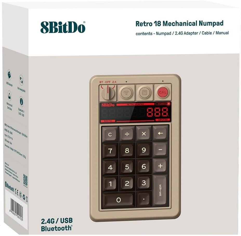 Zapakowany 8BitDo Retro 18 Mechanical Numpad, beżowy, z układem kalkulatora. Zawiera adapter i kabel.