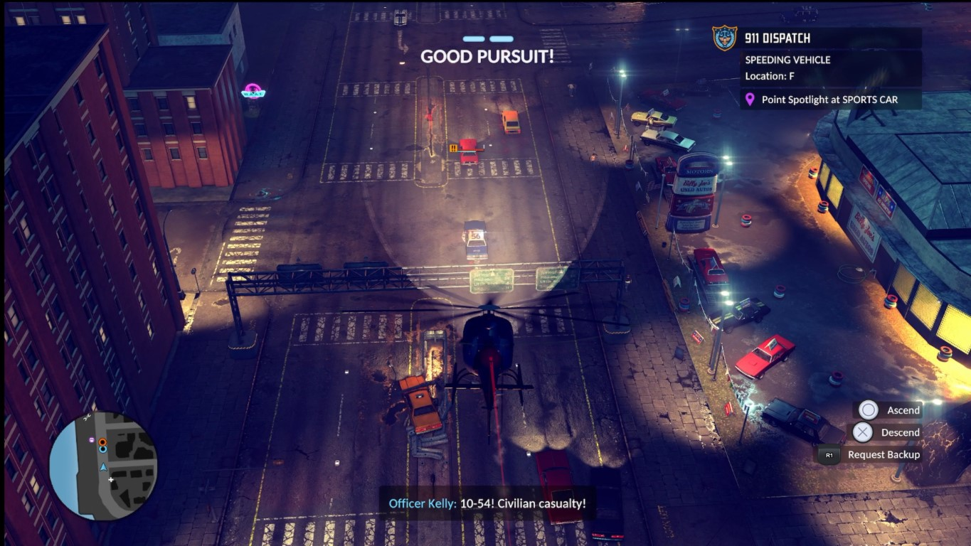 Helikopter i radiowozy na ulicy w mieście w nocy. Widoczny interfejs gry.