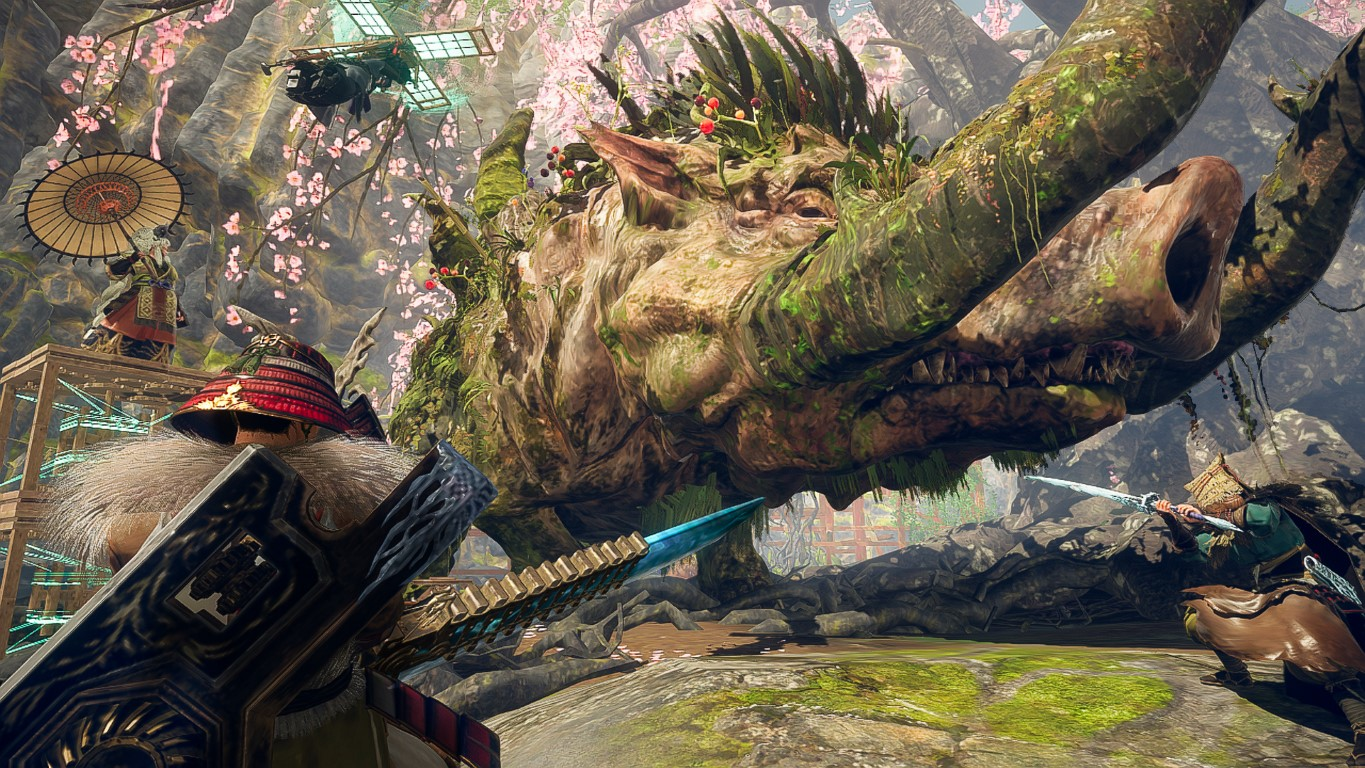 Samuraj staje naprzeciwko dużemu, pokrytemu mchem stworowi w leśnym otoczeniu z różowymi kwiatami i osobą z parasolem.