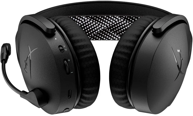 Fekete gamer headset mikrofonnal. A headset a néző felé néz. Részletek láthatók.
