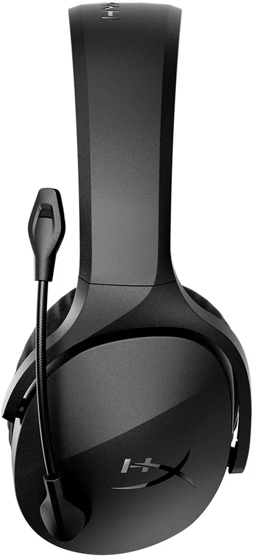 Fekete gamer headset mikrofonnal, USB kábellel és USB adapterrel. A headset fehér felületen van.
