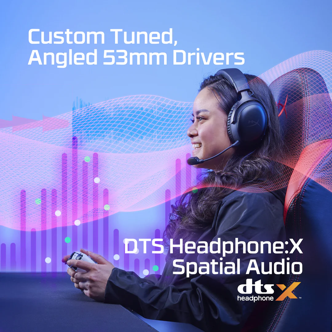 Fejhallgatóval játszó nő. Szöveg: 'DTS Headphone:X Spatial Audio', 'Szögletes 53 mm-es meghajtók'.