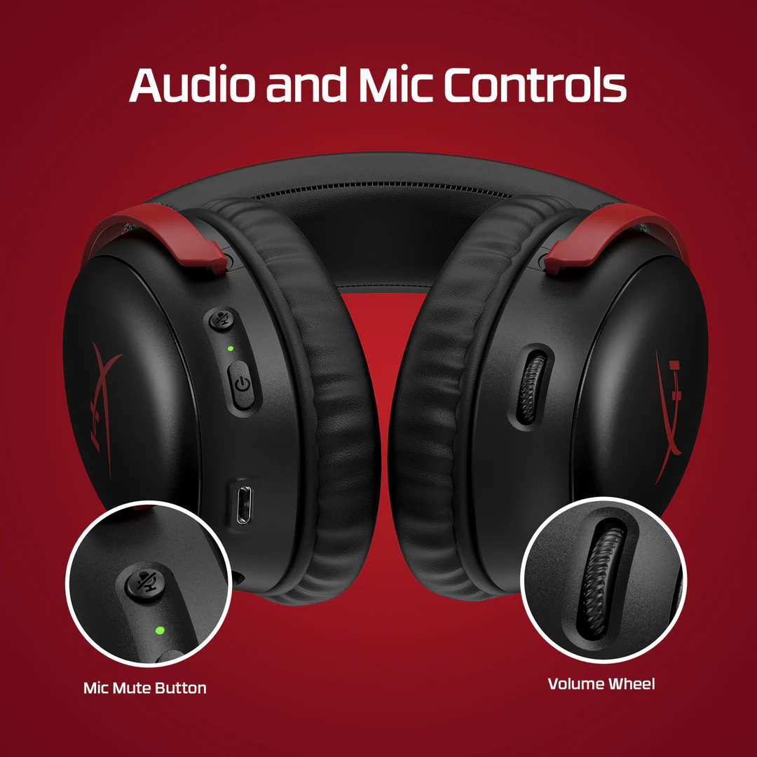 Fekete-piros fejhallgató közeli képe, hangvezérlőkkel. Szöveg: 'Mic Mute Button', 'Volume Wheel'.