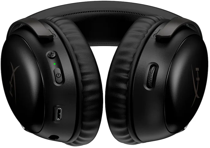 Fekete headset mikrofonporttal és vezérlőgombokkal.