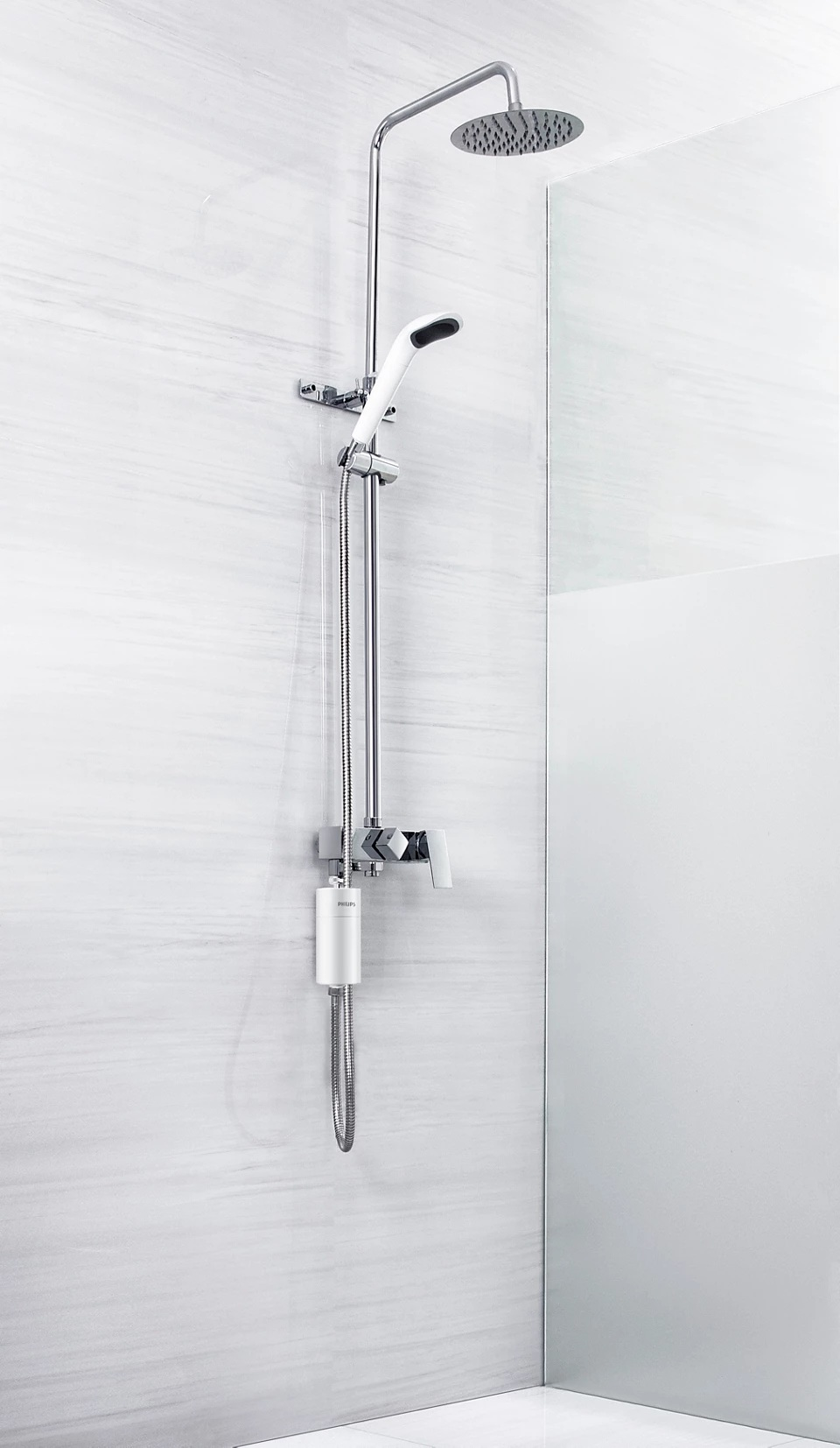 Chromowany system prysznicowy zainstalowany na białej marmurowej ścianie. Posiada deszczownicę, prysznic ręczny i filtr wody.