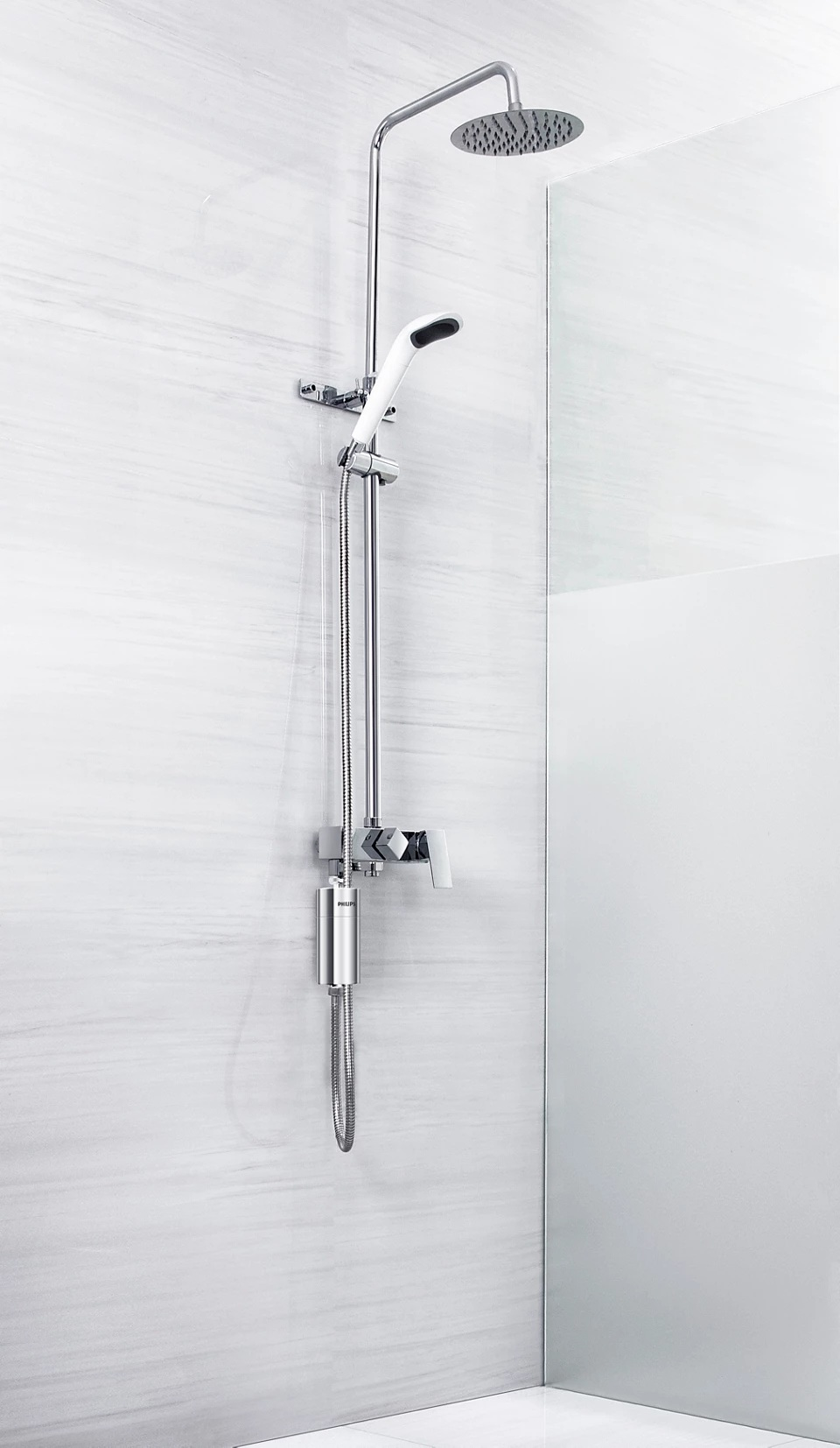 Chromowana bateria prysznicowa z okrągłą głowicą prysznicową i słuchawką prysznicową. Tłem jest biała ściana.