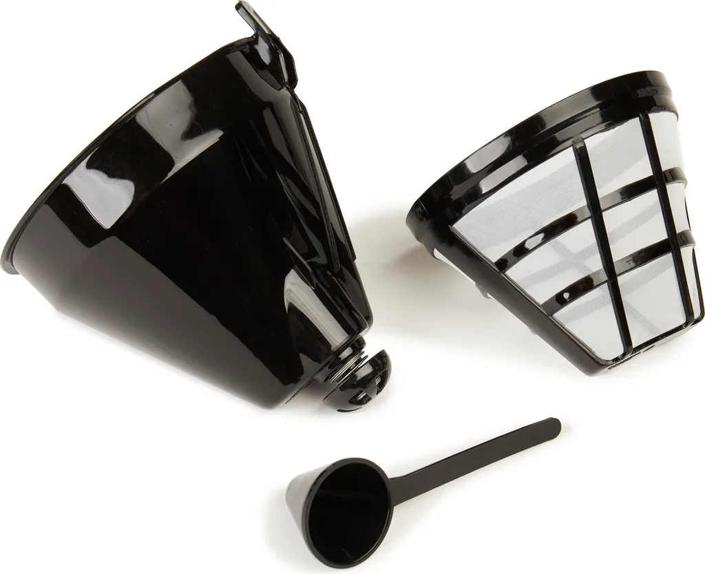 Części ekspresu do kawy: kosz filtra, uchwyt filtra i czarna miarka. Białe tło.