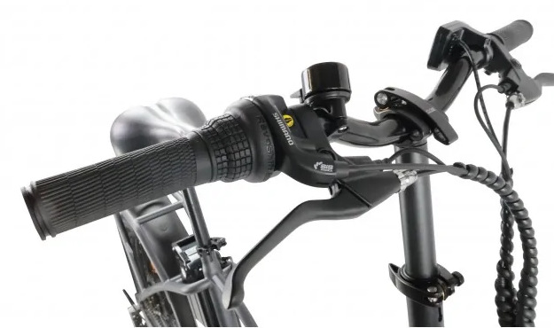 Zbliżenie kierownicy szarego roweru elektrycznego, w tym elementy sterujące i dzwonek.