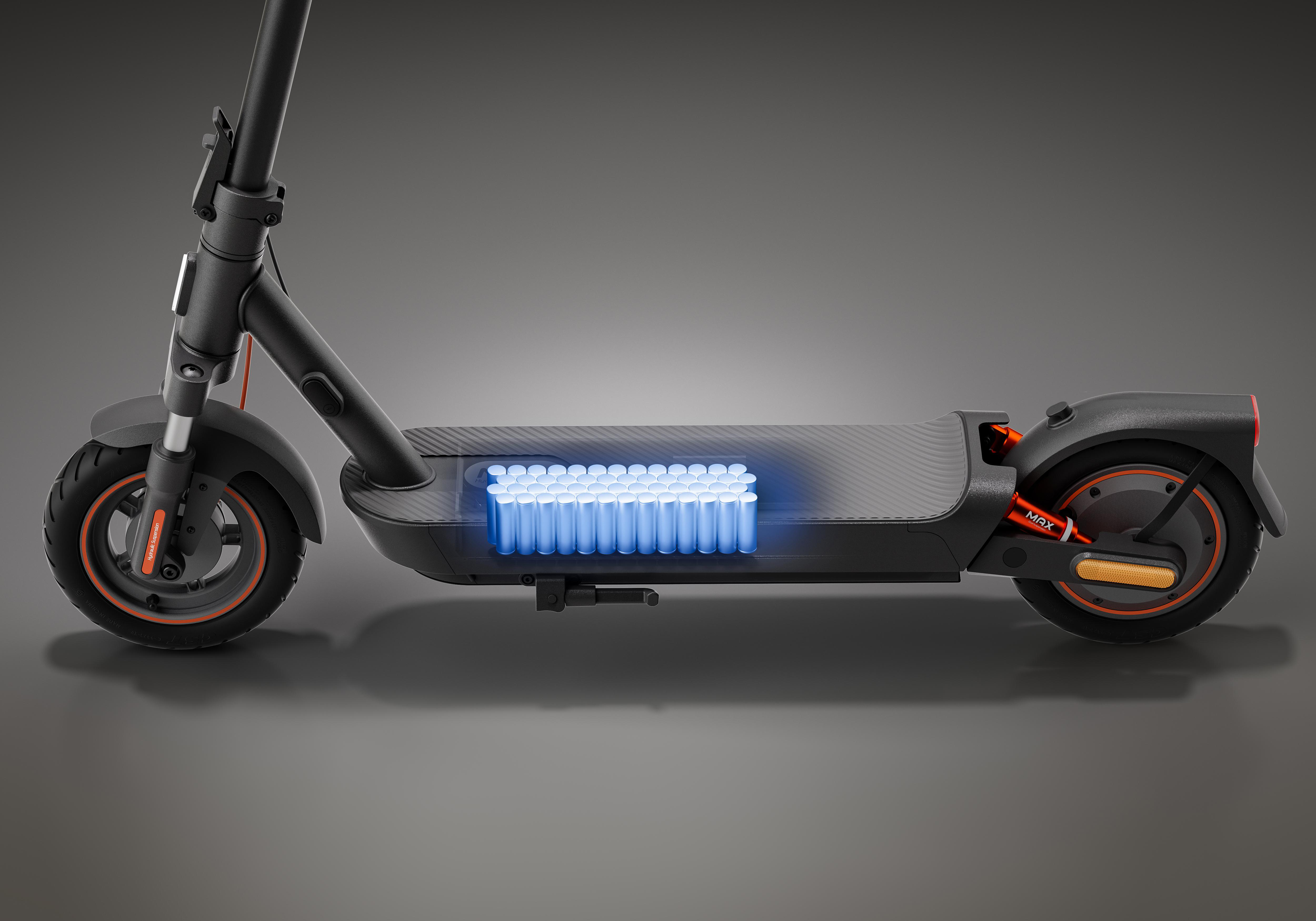 Elektroroller mit hervorgehobenem Akku. Schwarzer Rahmen, blaue Batterien. Orangefarbene Raddetails. Grauer Hintergrund.