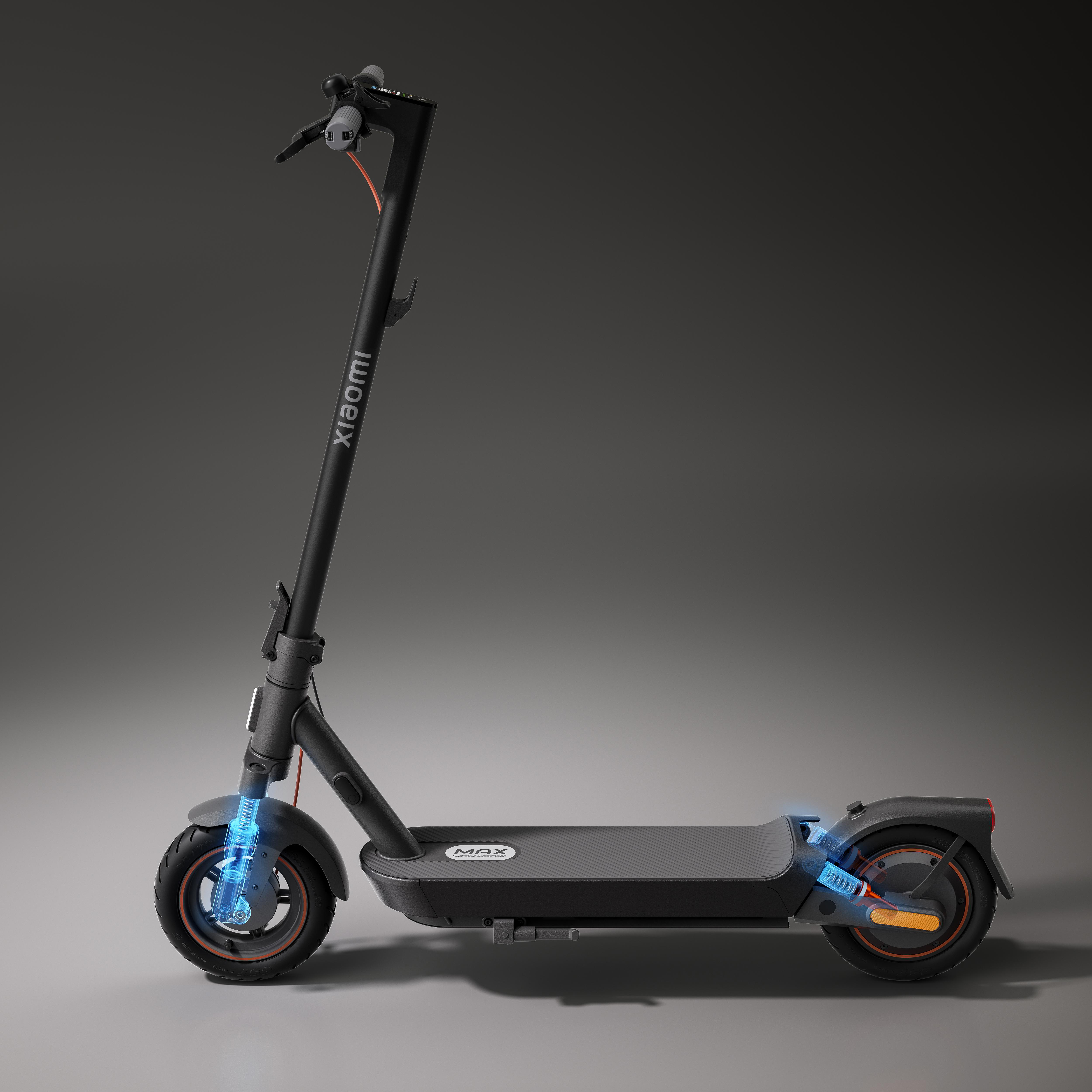 Elektroroller mit hervorgehobenen Komponenten. Schwarzer Roller, blaue und orangefarbene Akzente. Grauer Hintergrund. Xiaomi-Marke.