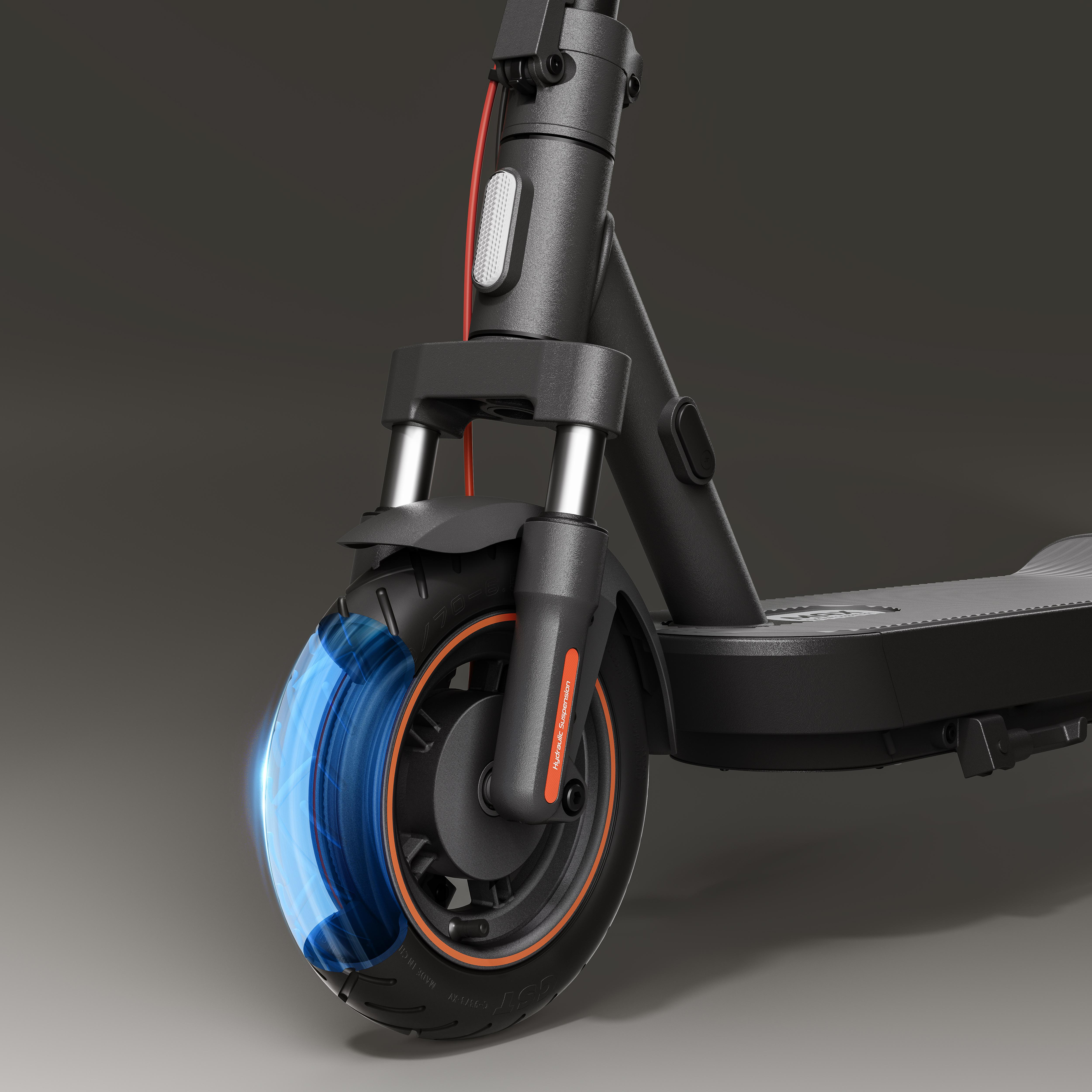 Nahaufnahme des Elektroroller-Rads. Schwarzes Rad mit orangefarbenem Rand. Blaues Licht auf dem Reifen. Grauer Hintergrund.