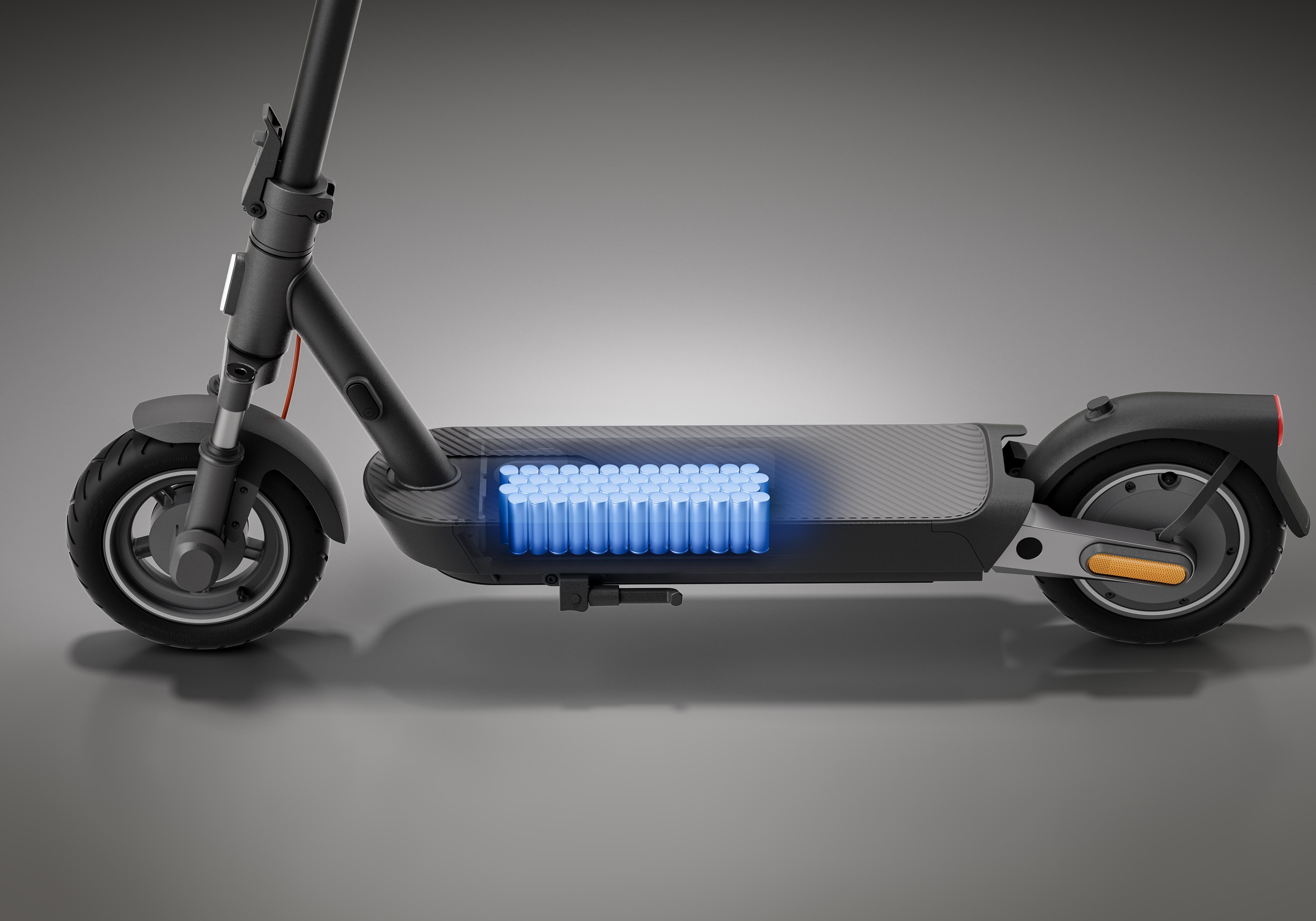 Elektroroller mit durchsichtiger Ansicht der Batterie.