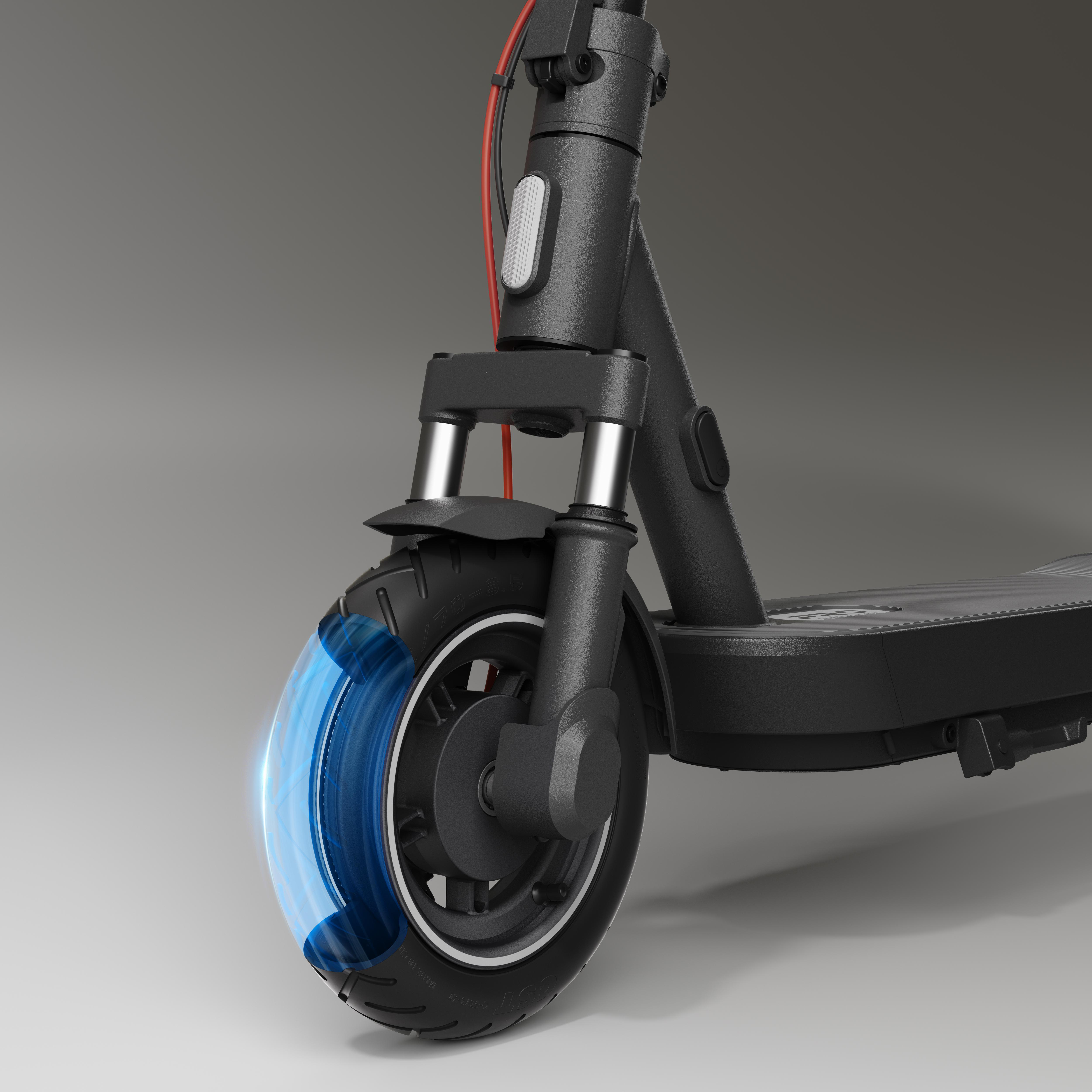 Nahaufnahme eines Elektroroller-Rads mit blau beleuchtetem Innenraum auf Grau.
