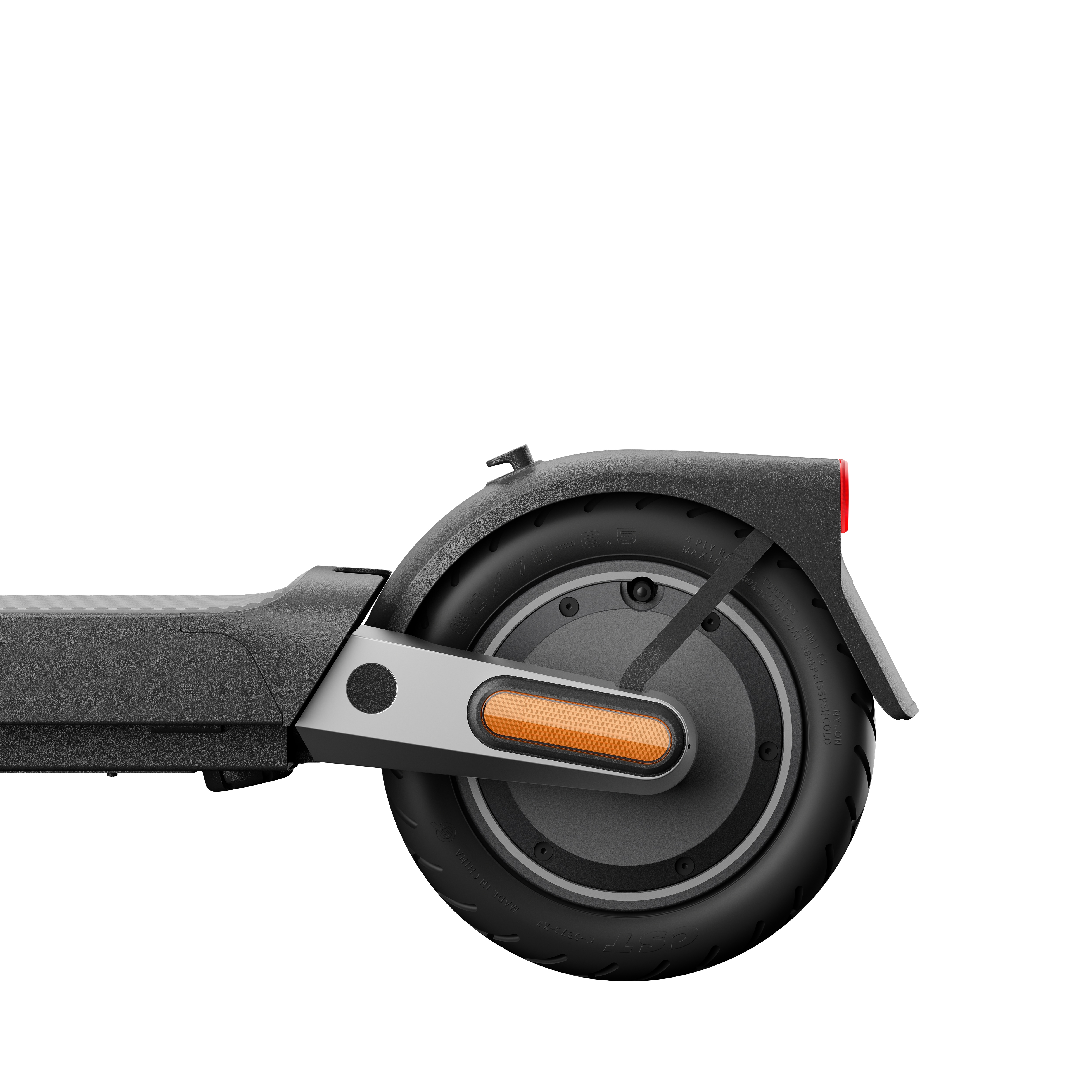 E-Scooter-Hinterrad-Nahaufnahme. Schwarzer Reifen, graue und orangefarbene Akzente. Rotes Licht am Kotflügel.