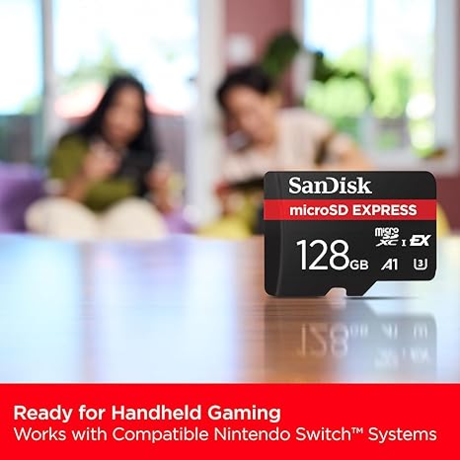 Sandisk microSD-kaart met een 128GB-label, op een tafel, voor een wazige achtergrond.