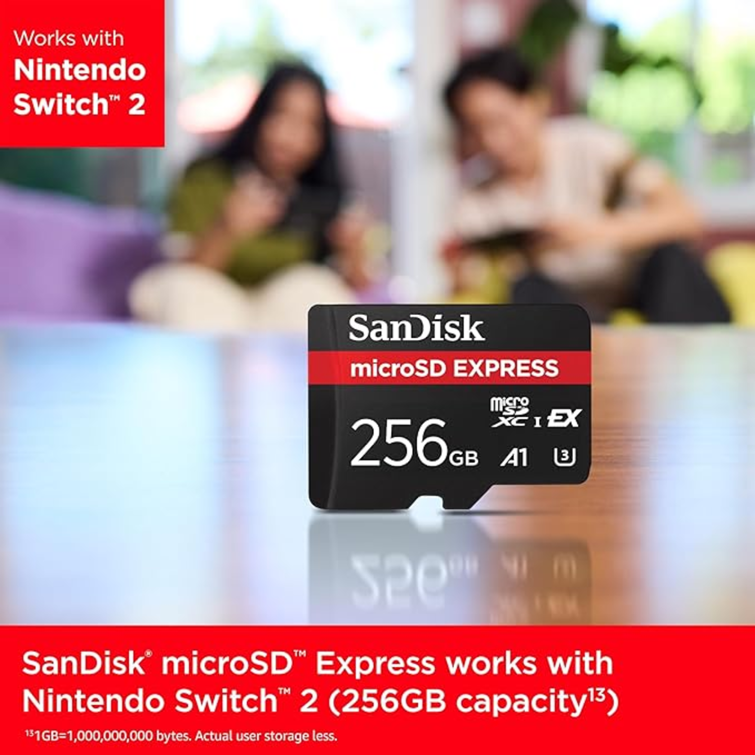 Sandisk microSD-kaart met een 256GB-label, op een tafel, voor een wazige achtergrond.